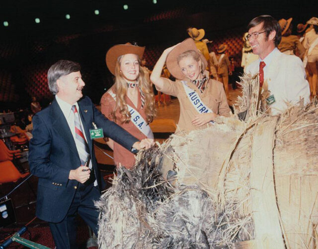 Miss USA and Miss Australia stand with two men around a fragment of Skylab at the 28th Miss Universe pageant, held in Perth, Australia on 20 July 1979.